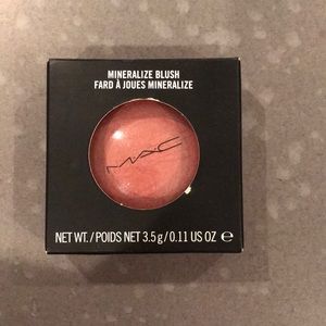 MAC “gleeful” mineralize blush